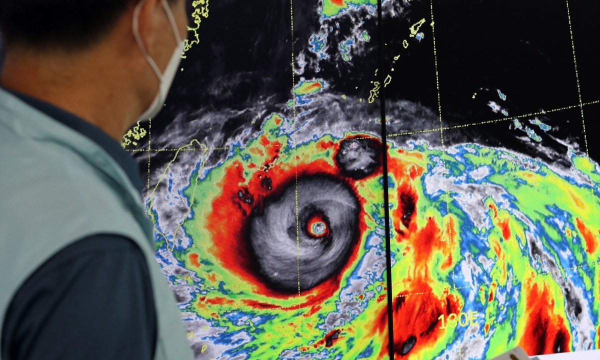 A forecaster at the Seoul Capital Area (SCA) meteorological administration closely monitors Typhoon Hinnamnor on September 1, 2022. The weather authority predicts heavy rainfall in the SCA starting September 4. Photo: VCG