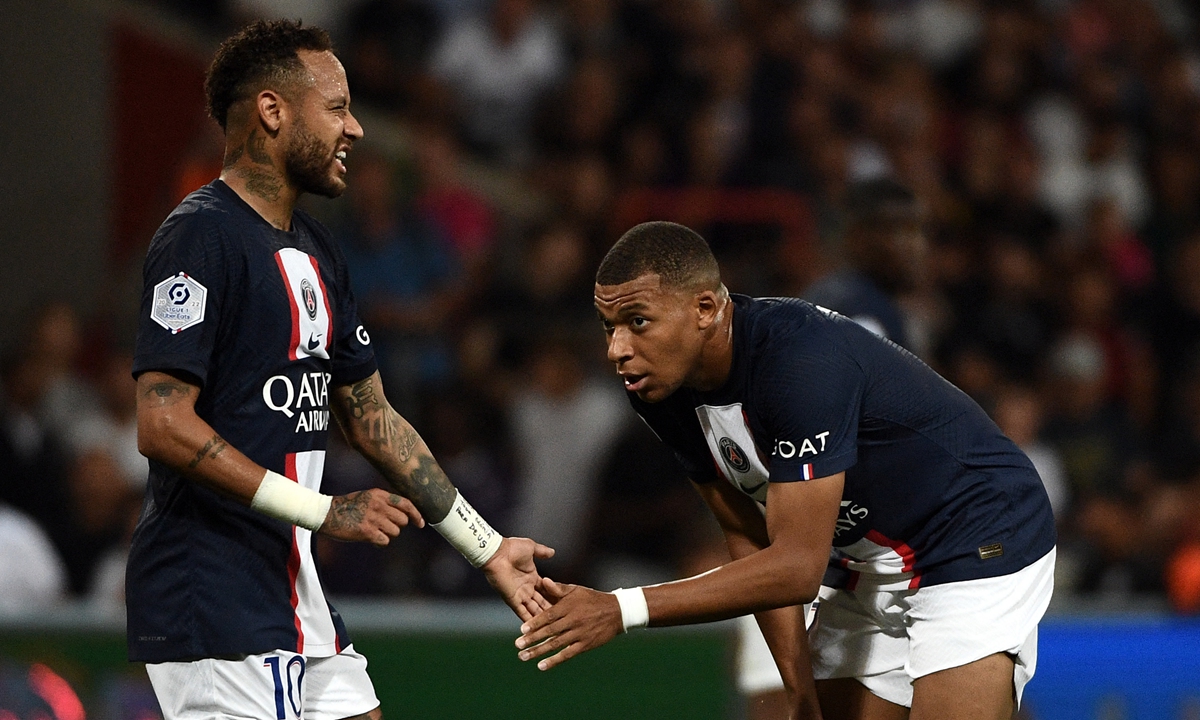 Neymar (left) speaks with Kylian Mbappe during the French L1 soccer match at Stadium TFC in Toulouse, France on August 31, 2022. Photo: AFP