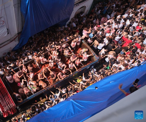 People participate in the annual tomato fight in Bunol, Spain, Aug. 31, 2022.(Photo: Xinhua)