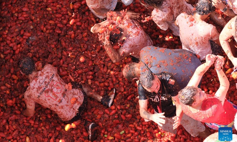 People participate in the annual tomato fight in Bunol, Spain, Aug. 31, 2022.(Photo: Xinhua)