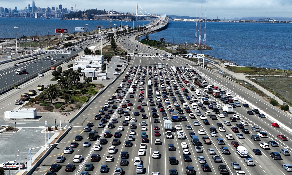 Traffic backs up at the San Francisco-Oakland Bay Bridge toll plaza on August 24, 2022 in Oakland, California. Photo: AFP
