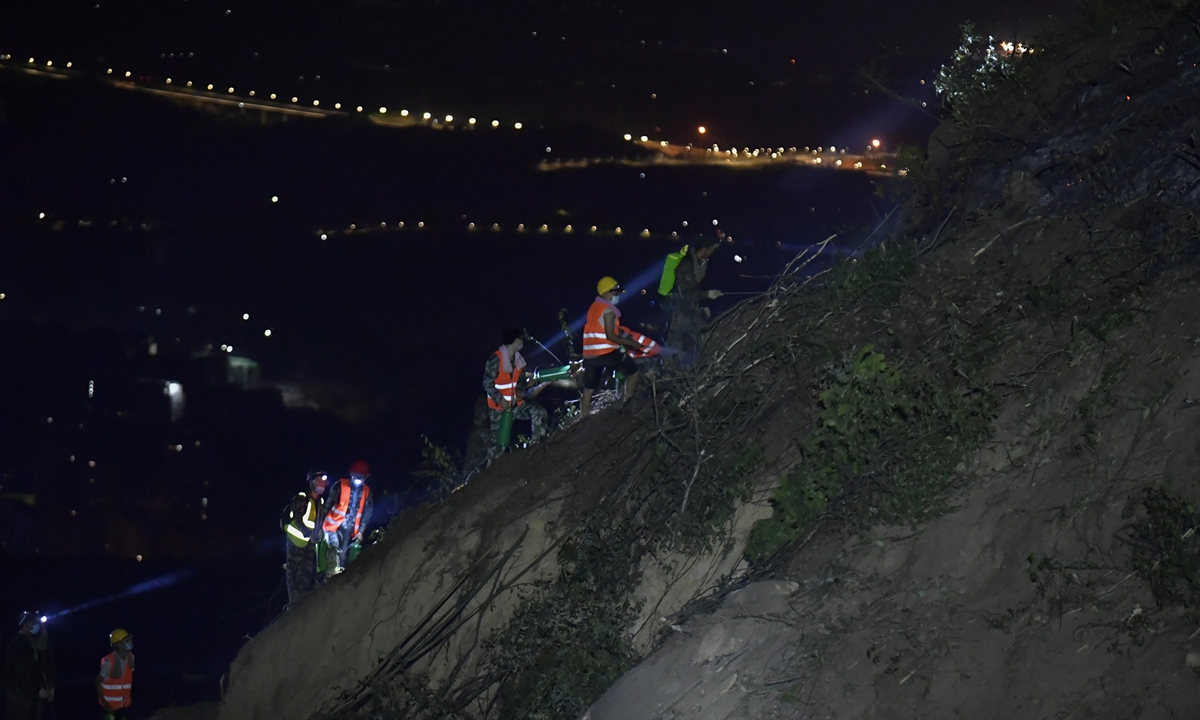 Volunteers climb up the mountain in Beibei district of Chongqing at the early morning of August 26, 2022. Photo:IC 