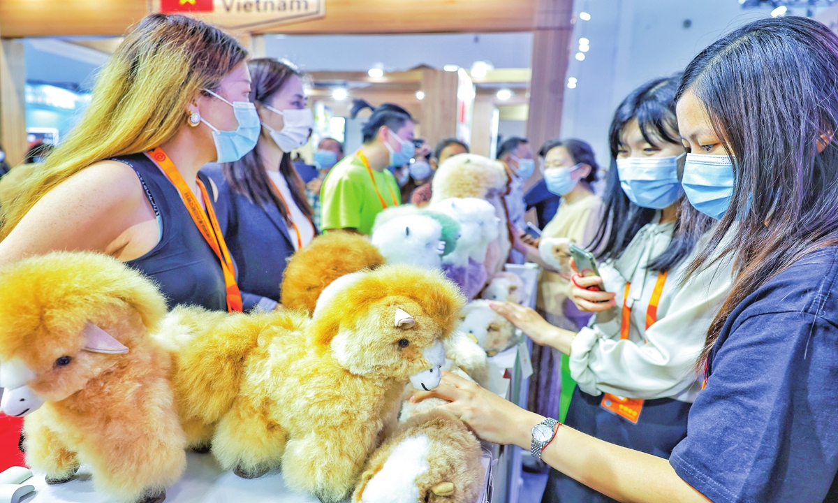 Visitors select goods on September 1, 2022 at 2022 China International Fair for Trade in Services. Photo: Li Hao/GT