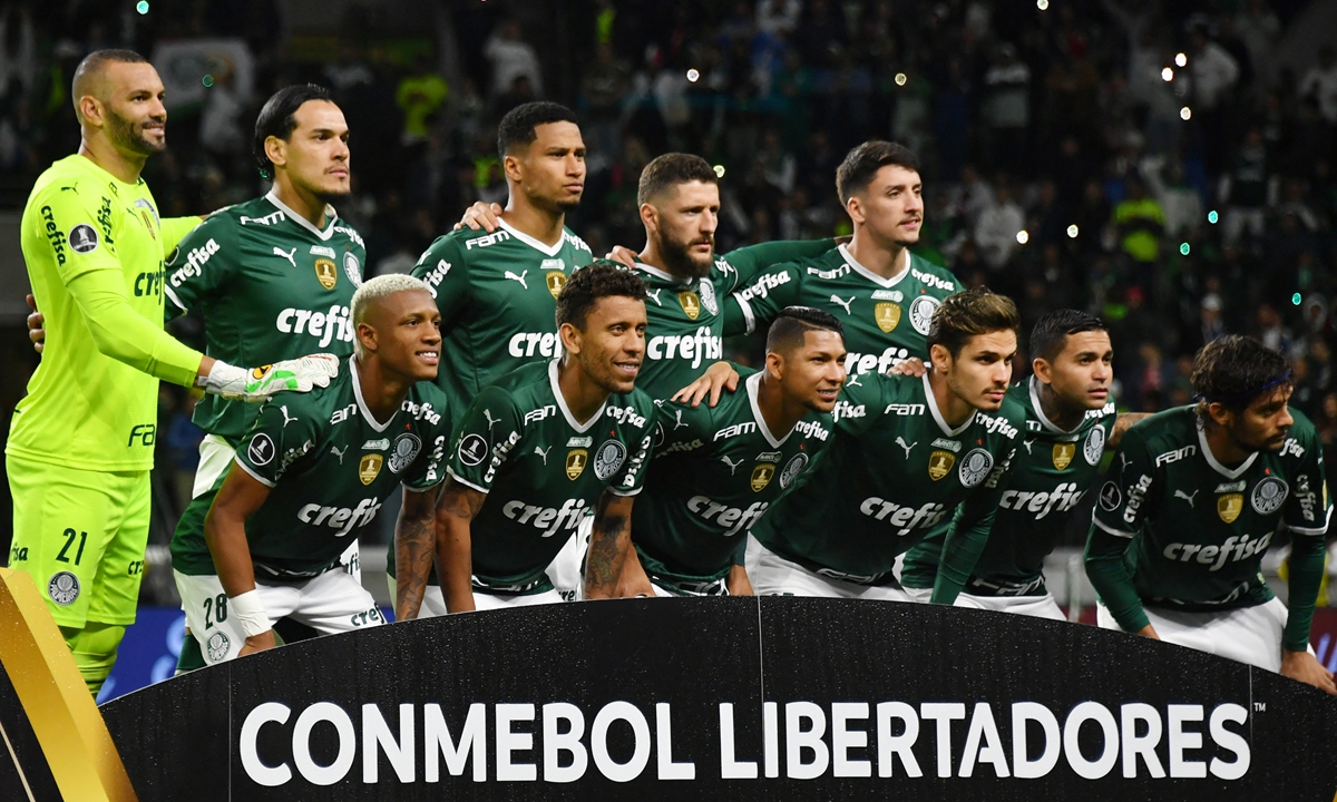 Palmeiras' players pose before the Copa Libertadores soccer tournament quarterfinals all-Brazilian second leg match at the Alianza Parque stadium in Sao Paulo, Brazil on August 10, 2022. Photo: AFP