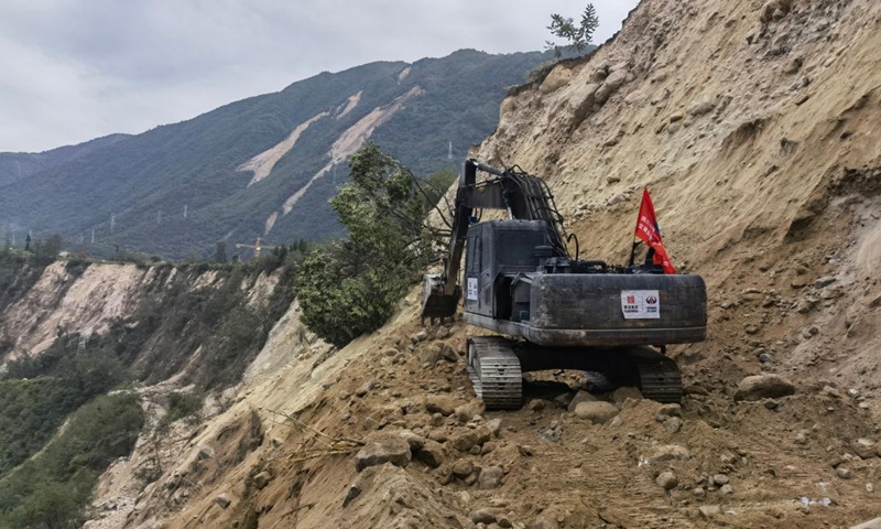 Engineering machines operate to restore a road connecting Moxi Town and the Hailuogou scenic spot after an earthquake in Luding County of southwest China's Sichuan Province, on Sept. 6, 2022. A 6.8-magnitude earthquake jolted Luding County on Monday. Rescuers have been organized to restore and maintain damaged road access. (Xinhua)
