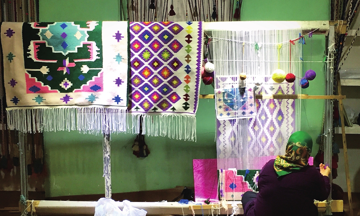An Iranian woman weaves a carpet. Photo: VCG