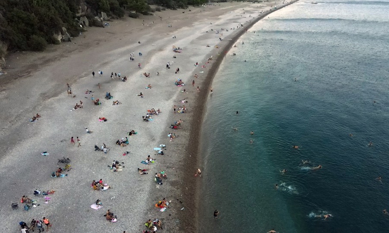 People spend time on a beach in Antalya, Türkiye, on Aug. 27, 2022.(Photo: Xinhua)