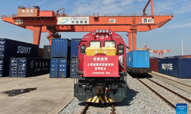 Aerial photo taken on Aug. 31, 2022 shows a China-Europe freight train arriving at Xi'an international port in Xi'an, northwest China's Shaanxi Province. The freight train loaded with raw materials of liquorice, a Chinese medicinal herb, which departed from Turkmenistan, arrived at the Xi'an international port in Shaanxi Province on Wednesday.(Photo: Xinhua)