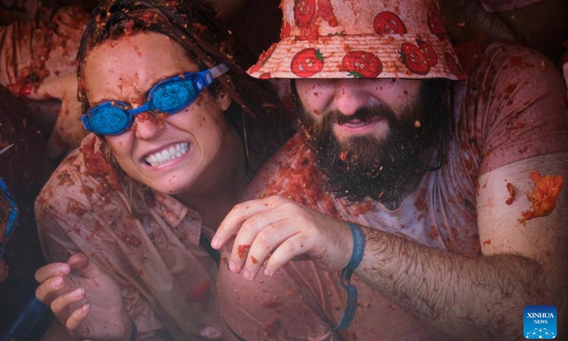 People participate in the annual tomato fight in Bunol, Spain, Aug. 31, 2022.(Photo: Xinhua)