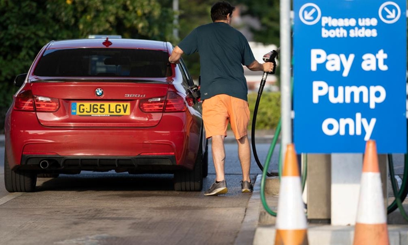 A man refuels his car at a gas station in Manchester, Britain, Sept. 2, 2022.Photo:Xinhua