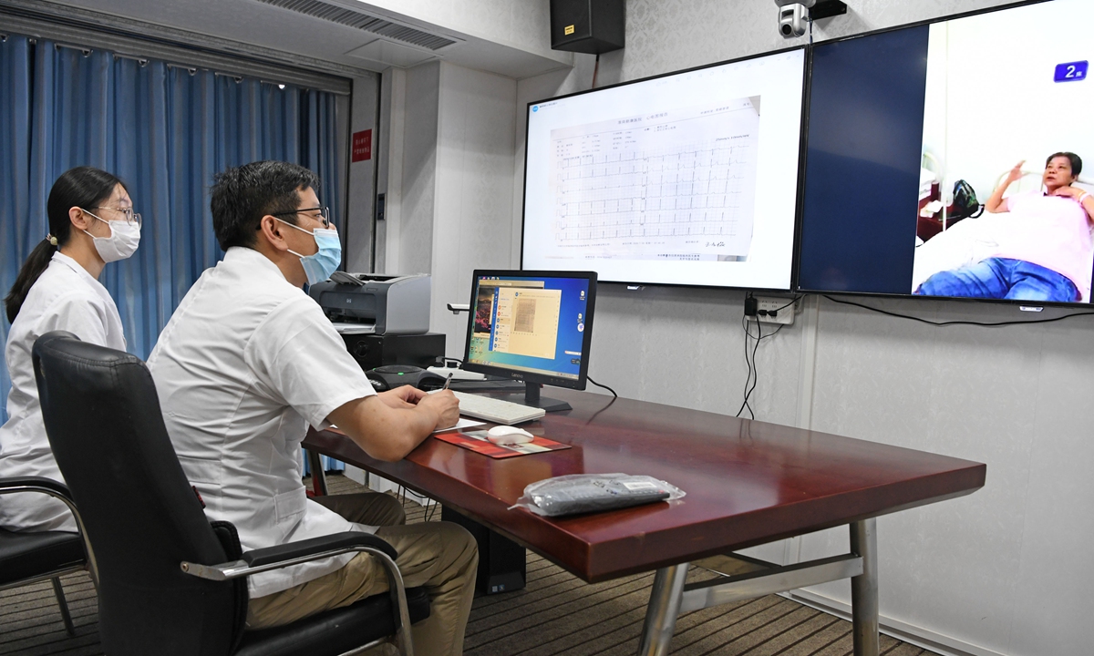 Doctors from Huainan First People's Hospital in East China's Anhui Province conduct an online consultation with patients at a local community health service center on August 19, 2020. 
Photo: VCG