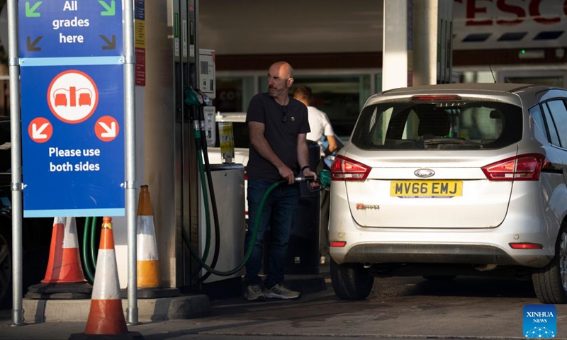 A man refuels his car at a gas station in Manchester, Britain, Sept. 2, 2022.Photo:Xinhua