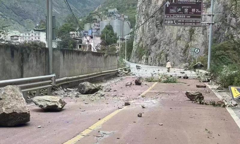 Fallen rocks are seen on a road near Lengqi Town in Luding County of Southwest China's Sichuan province after a 6.8-magnitude earthquake on Sept 5, 2022.Photo: Xinhua