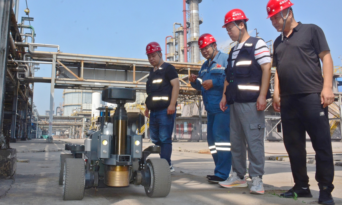 

Workers look at an intelligent robot as it conducts daily safety inspections in a coal factory in Handan, North China's Hebei Province on September 5, 2022. The robot can help transmit area data in real time and give early warnings of accident and safety hazards. Photo: VCG