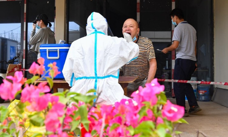Workers line up for nucleic acid testing at the construction site of a residential area in Jiangdong New Area of Haikou, south China's Hainan Province, Sept. 2, 2022.Photo: Xinhua