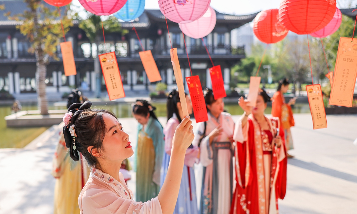 Hanfu enthusiasts play lantern riddles and recite ancient Chinese poems at the Qianlong Lake in Huaibei, East China's Anhui Province on September 6, 2022, to experience the traditions of the upcoming Mid-Autumn Festival. Photo: CFP