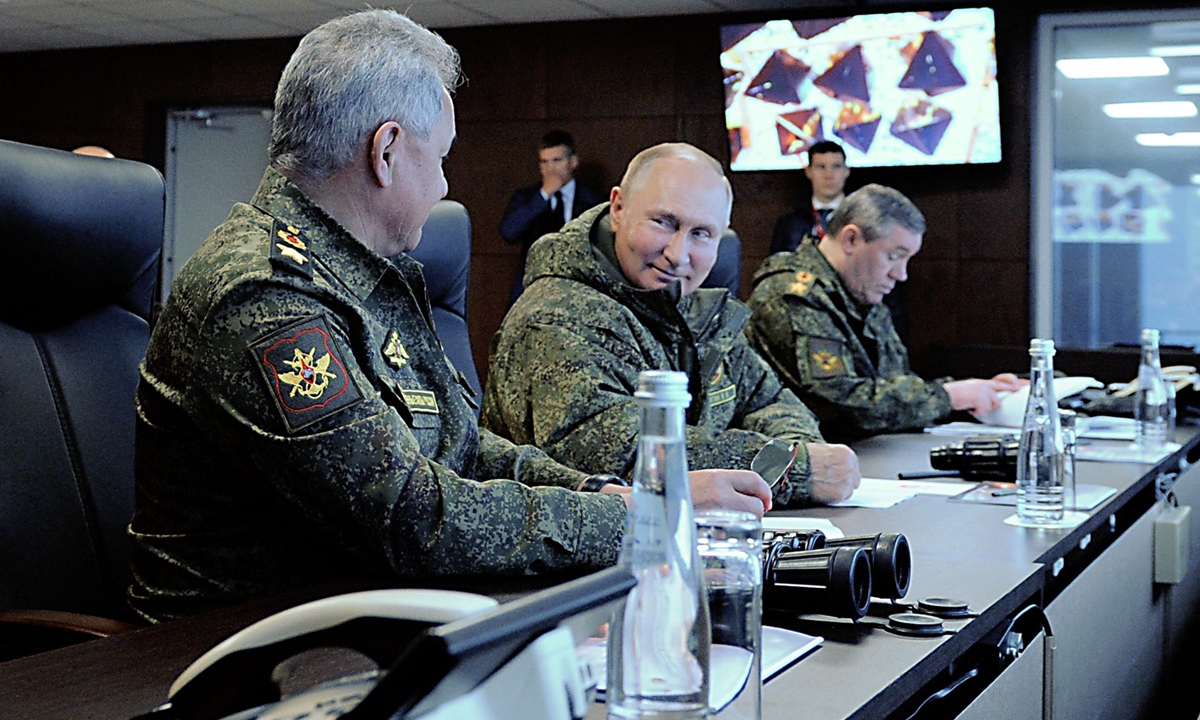 Russian President Vladimir Putin (center), accompanied by Defence Minister Sergei Shoigu (left) and Valery Gerasimov, the chief of the Russian General Staff, oversees the 