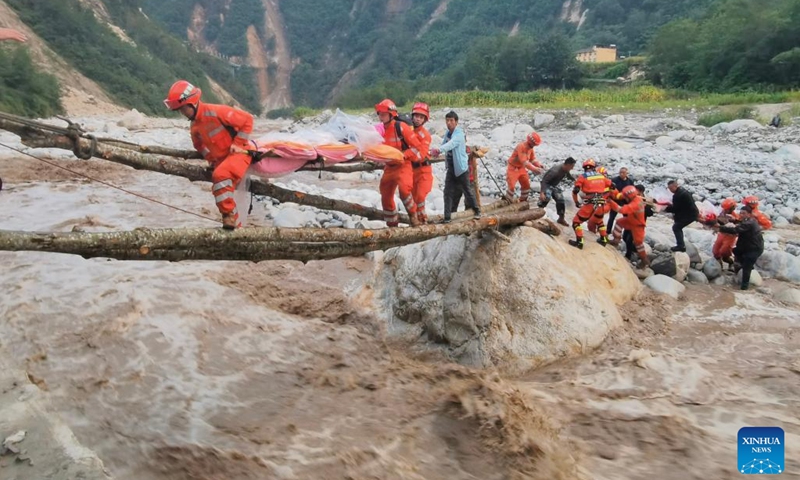 Rescuers transfer survivors in Moxi Town of Luding County, southwest China's Sichuan Province, Sept. 5, 2022. A 6.8-magnitude earthquake jolted southwest China's Sichuan Province on Monday, leaving at least 21 people dead and more than 30 injured, causing damage to infrastructure facilities, such as the water and electricity supply, transportation and telecommunications.(Photo: Xinhua)
