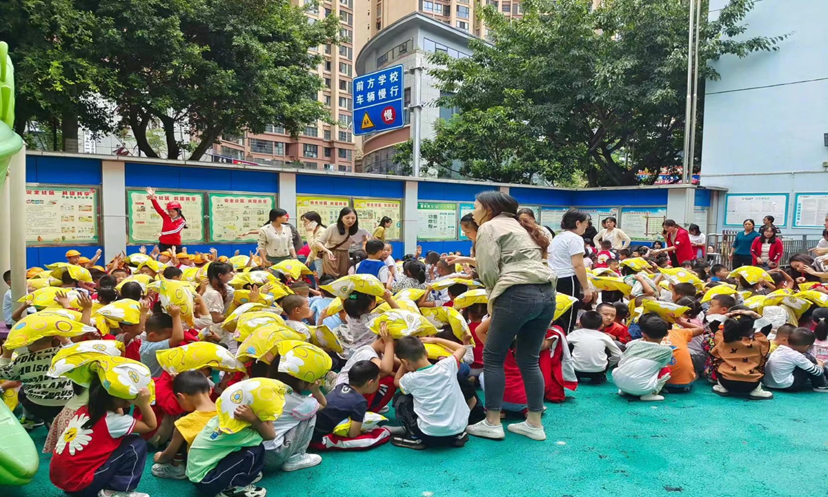 Teachers organized the students at a primary school to take part in the disaster evacuation. Source: The Beijing News