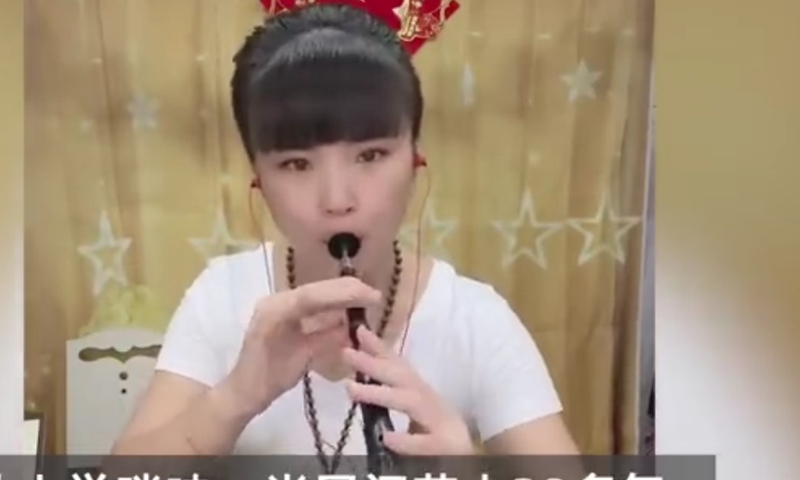 A couple of folk artists from Jining, East China's Shandong Province, who plays <em>suona</em>, a traditional Chinese musical instrument on livestreaming on social media, has recently become an internet hit, with over 20,000 followers online.Screenshot of Dami Video