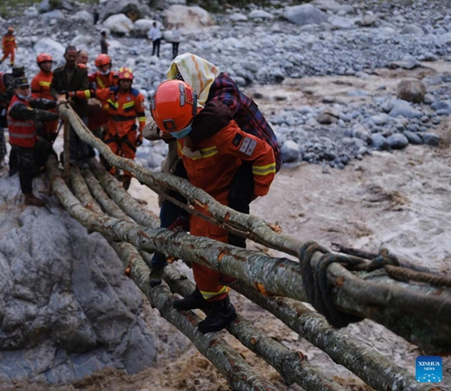 Rescuers transfer survivors in Moxi Town of Luding County, southwest China's Sichuan Province, Sept. 5, 2022. A 6.8-magnitude earthquake jolted southwest China's Sichuan Province on Monday, leaving at least 21 people dead and more than 30 injured, causing damage to infrastructure facilities, such as the water and electricity supply, transportation and telecommunications.(Photo: Xinhua)