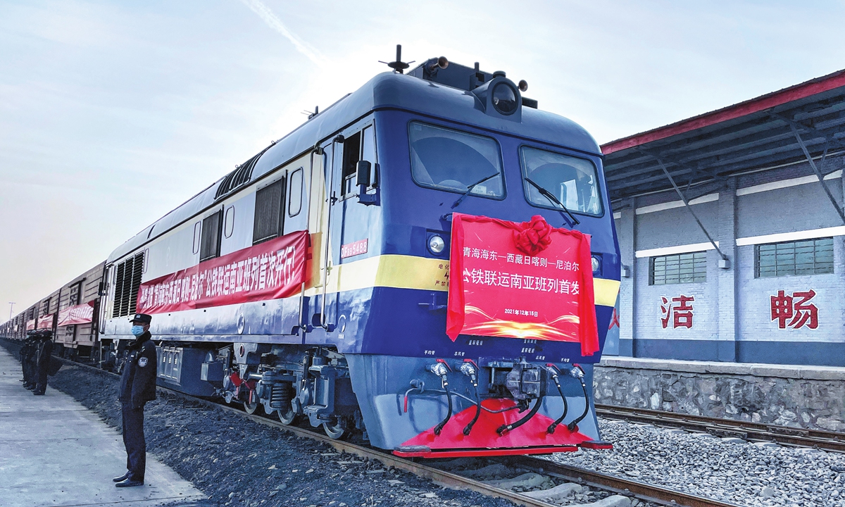 A train departs from Haidong in Qinghai Province on December 15, 2021 for Xigaze in China's Xizang Autonomous Region. Commodities onboard will have to be moved onto trucks on the China-Nepal border for further delivery to Nepal. Photo:cnsphoto