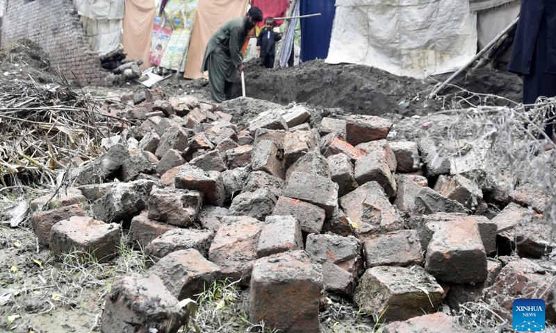 A man clears debris of his damaged house after heavy monsoon rain in northwest Pakistan's Nowshera on Sept. 6, 2022. At least 11 people were killed in heavy monsoon rain-triggered flash floods in the last 24 hours in Pakistan, the National Disaster Management Authority (NDMA) said.(Photo: Xinhua)