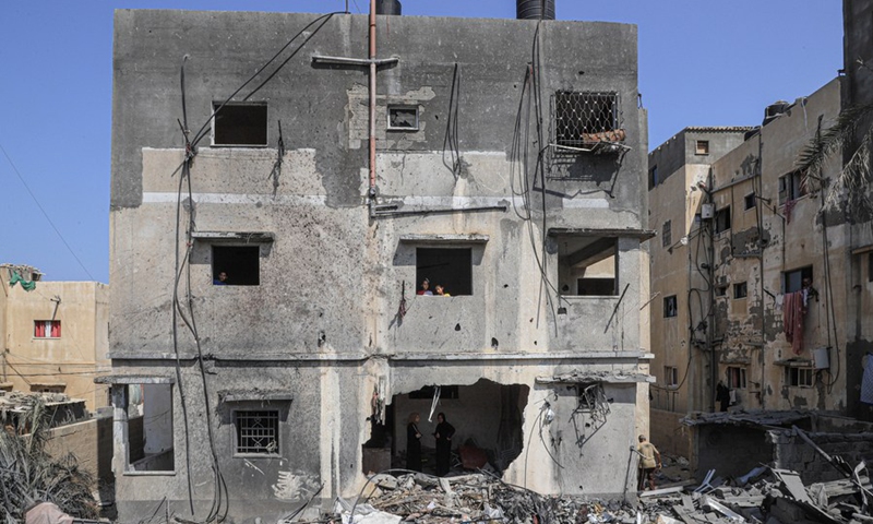 People inspect the rubbles of their house, which was damaged by Israeli airstrike in Gaza City, on Aug. 9, 2022. (Photo: Xinhua)