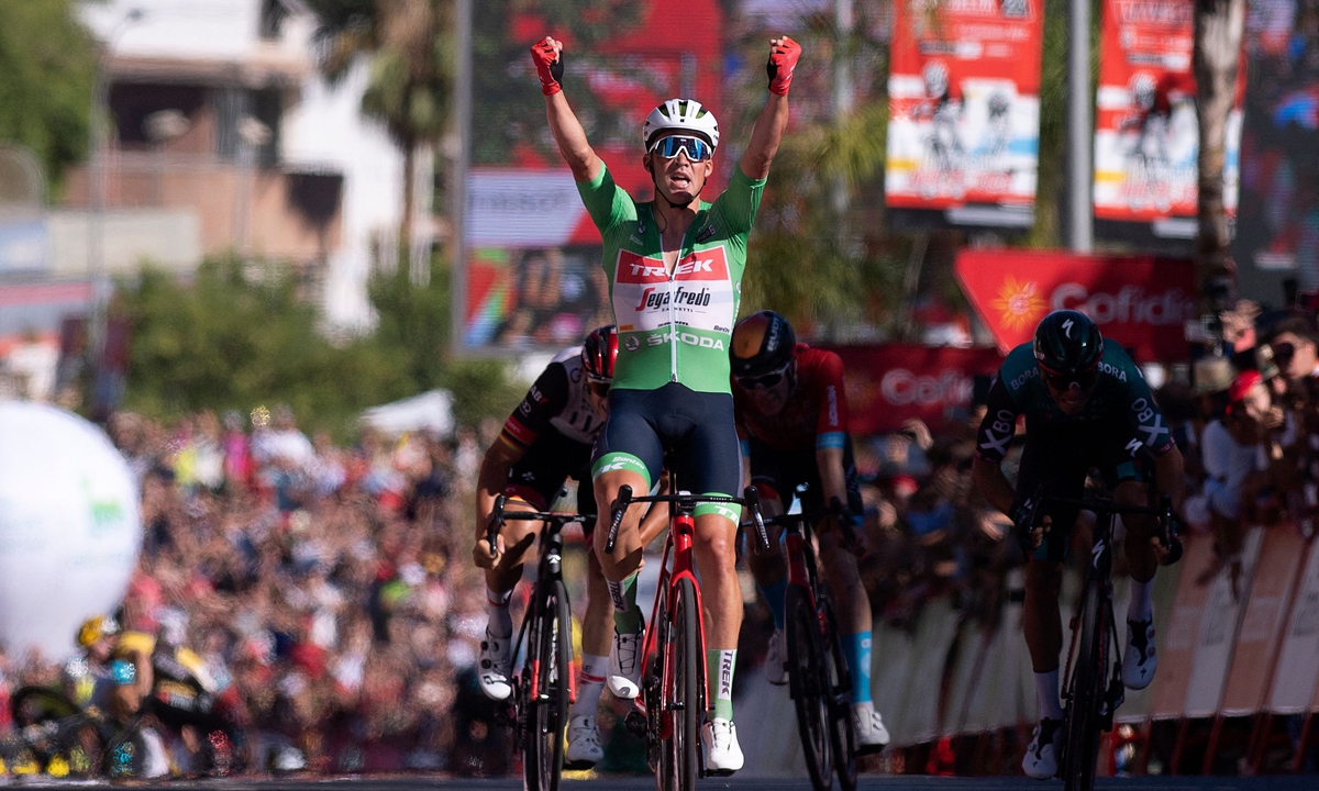 Team Trek's Danish rider Mads Pedersen, wearing the overall points leader's green jersey, celebrates as he crosses the finish line in first place during the 16th stage of the 2022 La Vuelta cycling tour of Spain on September 6, 2022. Photo: VCG