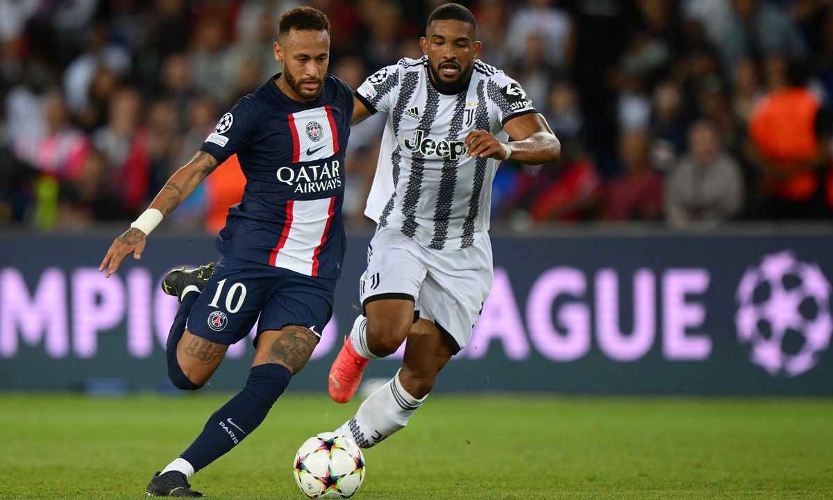 Paris Saint-Germain's Neymar (left) and Juventus' Bremer fight for the ball during the UEFA Champions League Group H first leg soccer match at Parc des Princes Stadium in Paris on September 6, 2022. Photo: AFP