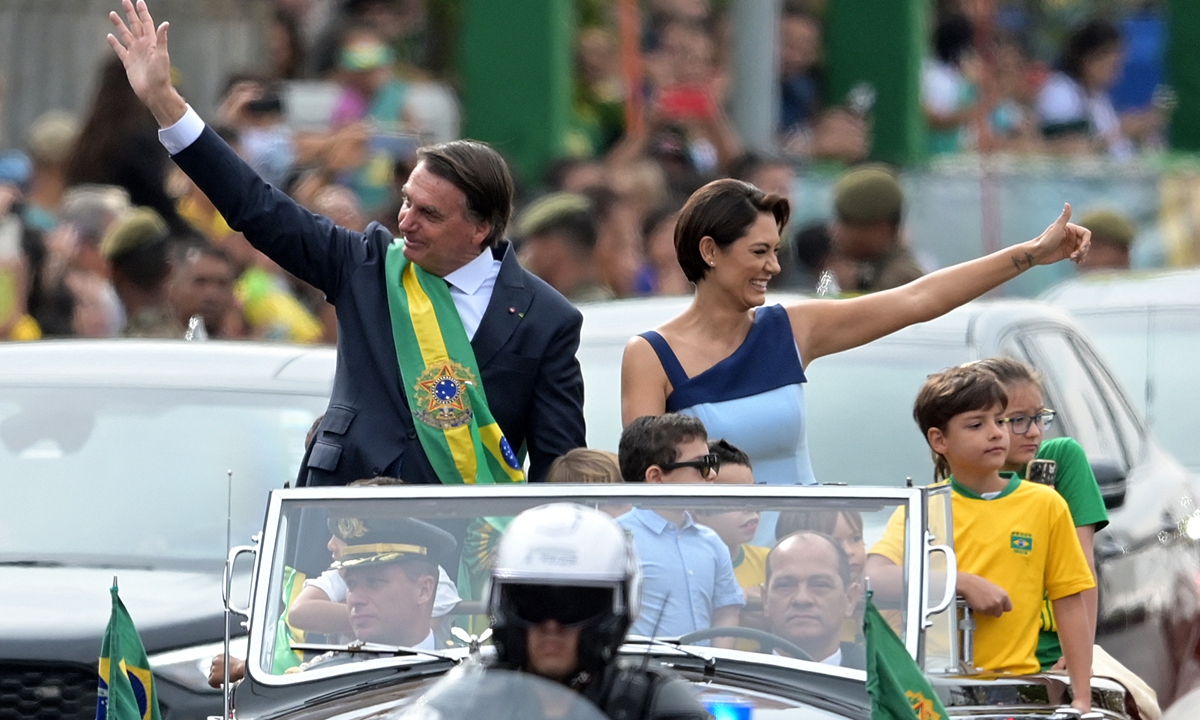 Brazilian President Jair Bolsonaro (left) and First Lady Michelle Bolsonaro wave during a military parade to mark Brazil's 200th anniversary of independence in Brasilia, on September 7, 2022. Photo: AFP