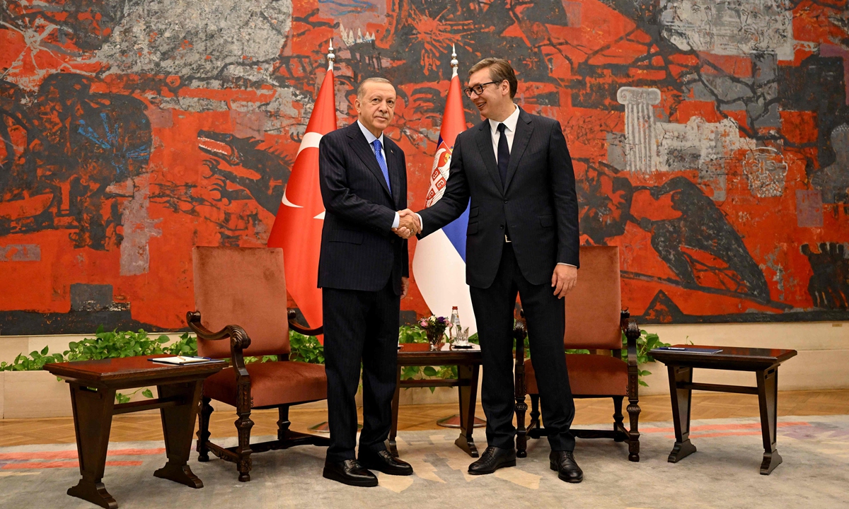 Serbian President Aleksandar Vucic (R) shakes hands with his Turkish counterpart Recep Tayyip Erdogan during their meeting in Belgrade on September 7, 2022. The two countries signed agreements in areas such as the economy, industry, and technology, including a protocol allowing mutual passport-free travel for nationals on both sides. Photo: VCG