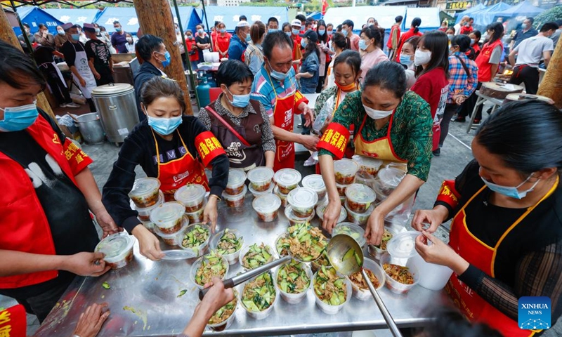 Volunteers distribute food to quake-affected people in Moxi Town of Luding County, southwest China's Sichuan Province, Sept. 7, 2022. Free food supplies are provided for people in earthquake-hit areas in Luding.(Photo: Xinhua)