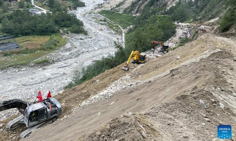 Rescue workers fix a road linking to Hailuogou scenic area around Moxi Town of Luding County, southwest China's Sichuan Province, Sept. 7, 2022.(Photo: Xinhua)