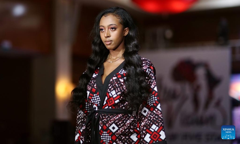 2022 年 8 月 27 日，一名模特在埃塞俄比亚亚的斯亚贝巴举行的 Afro Vision 时装展上展示设计。一家名为五星级电梯制造私人有限公司 (PLC) 的中资本地管理公司宣布，已与埃塞俄比亚。 娱乐界在埃塞俄比亚首都亚的斯亚贝巴的希尔顿酒店举办了一场活动。  （新华社发）
