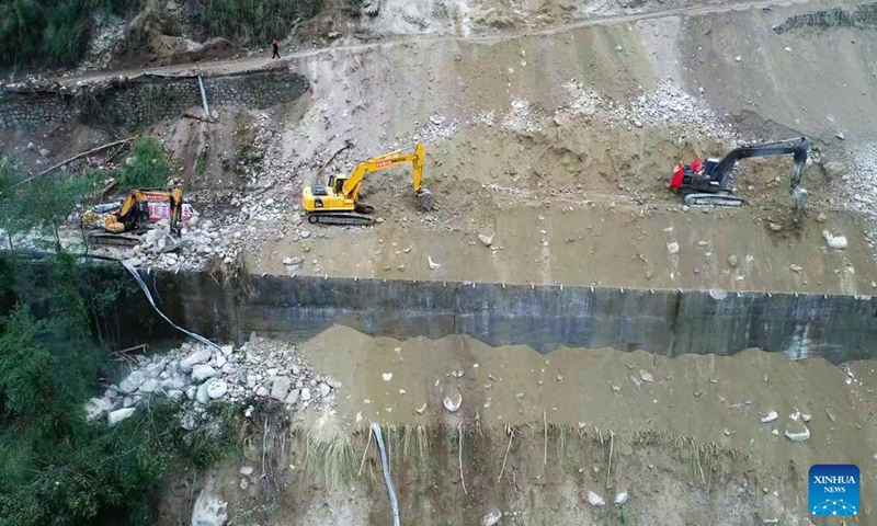Rescue workers fix a road linking to Hailuogou scenic area around Moxi Town of Luding County, southwest China's Sichuan Province, Sept. 7, 2022.(Photo: Xinhua)