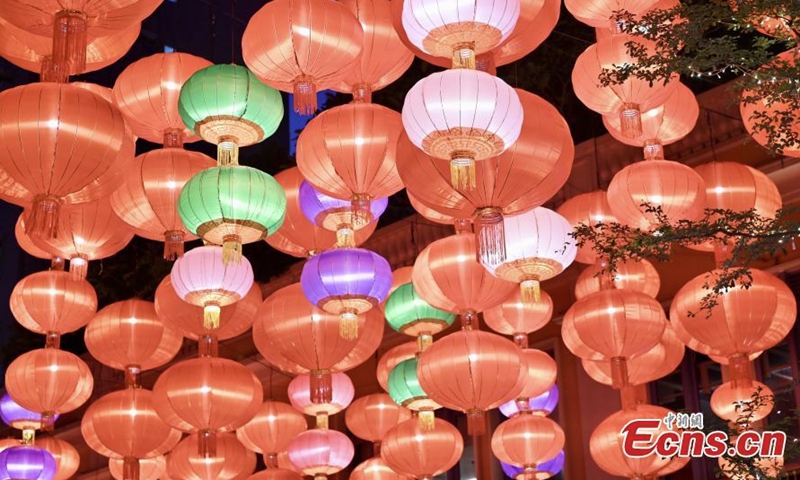 Chinese lanterns adorn the streets in the Hong Kong Special Administrative Region on Sept. 6, 2022 as the Mid-Autumn Festival approaches. (Photo: China News Service/Li Zhihua)