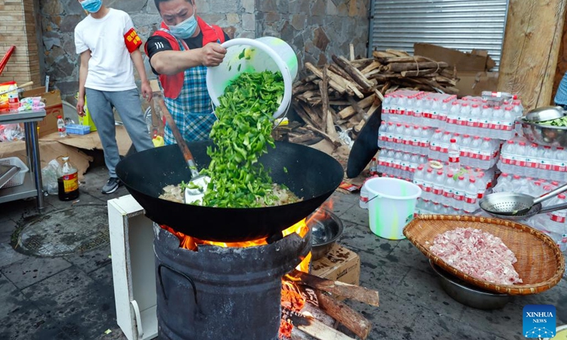 Volunteer Yang xun cooks at a quake relief shelter in Moxi Town of Luding County, southwest China's Sichuan Province, Sept. 7, 2022. Free food supplies are provided for people in earthquake-hit areas in Luding.(Photo: Xinhua)