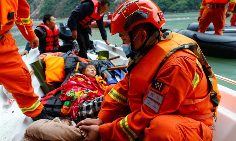 Rescuers transfer injured villagers evacuated from Wandong Village of Detuo Town, in Luding County, southwest China's Sichuan Province, Sept. 6, 2022.(Photo: Xinhua)