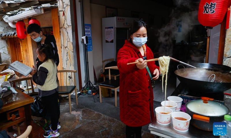 A volunteer cooks noodles for quake-affected people in Moxi Town of Luding County, southwest China's Sichuan Province, Sept. 7, 2022. Free food supplies are provided for people in earthquake-hit areas in Luding.(Photo: Xinhua)