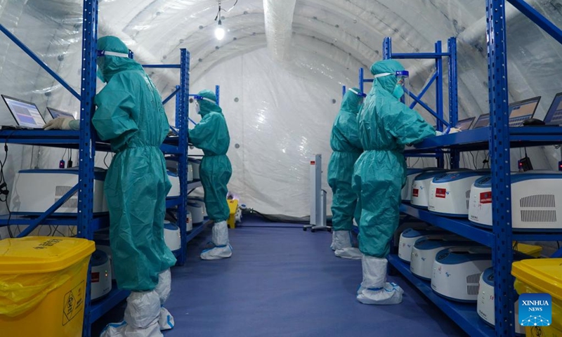 Medical workers work in an air-inflated testing lab in Chengdu, southwest China's Sichuan Province, Sept. 5, 2022. The city of Chengdu has built five air-inflated laboratories for COVID-19 nucleic acid testing, providing a daily maximum testing capacity of 250,000 tubes.(Photo: Xinhua)
