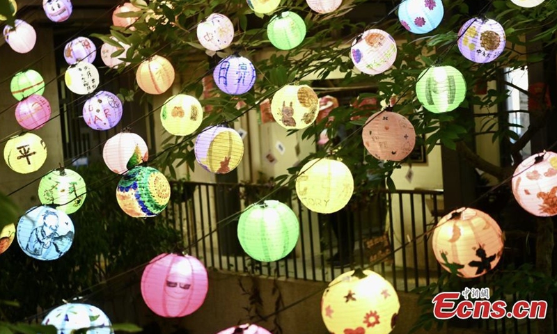 2022 年 9 月 6 日中秋节临近，中国灯笼在香港特别行政区的街道上装点。  （图片：中新社/李志华）