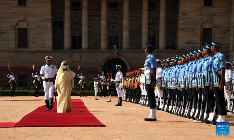 Bangladeshi Prime Minister Sheikh Hasina inspects Indian military guard of honor at Indian presidential palace in New Delhi, India, on Sept. 6, 2022. India and Bangladesh on Tuesday signed seven agreements on various fields, including water resources, railways, space technology, judiciary, scientific and technological cooperation, and TV broadcasting.(Photo: Xinhua)