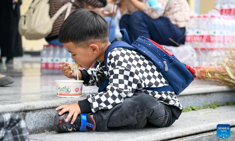 A child has lunch at a quake relief shelter in Wajiao Village of Wanggangping Township in Shimian County of Ya'an City, southwest China's Sichuan Province, Sept. 6, 2022.(Photo: Xinhua)