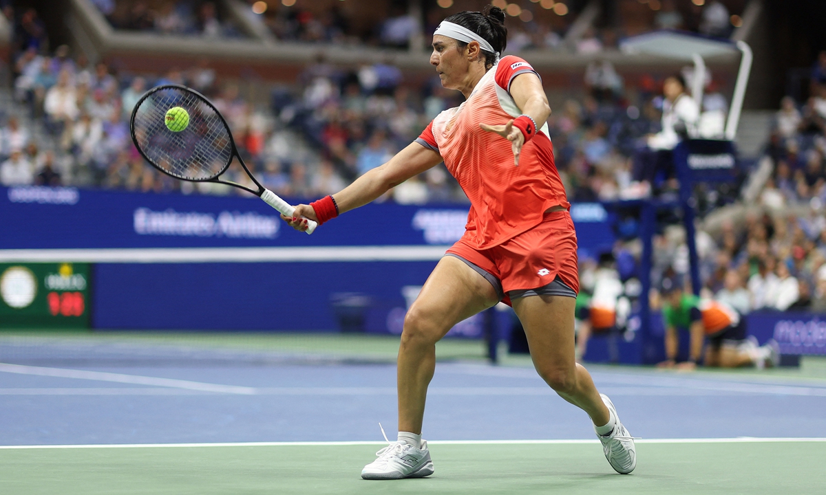 Ons Jabeur of Tunisia returns a shot against Ajla Tomljanovic of Australia during their women's singles quarterfinal match on Day Nine of the 2022 US Open at USTA Billie Jean King National Tennis Center in New York, the US on September 6, 2022. Photo: AFP