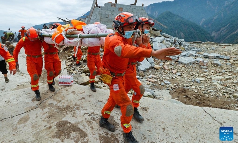 Rescuers transfer an injured villager evacuated from Wandong Village of Detuo Town, in Luding County, southwest China's Sichuan Province, Sept. 6, 2022.(Photo: Xinhua)