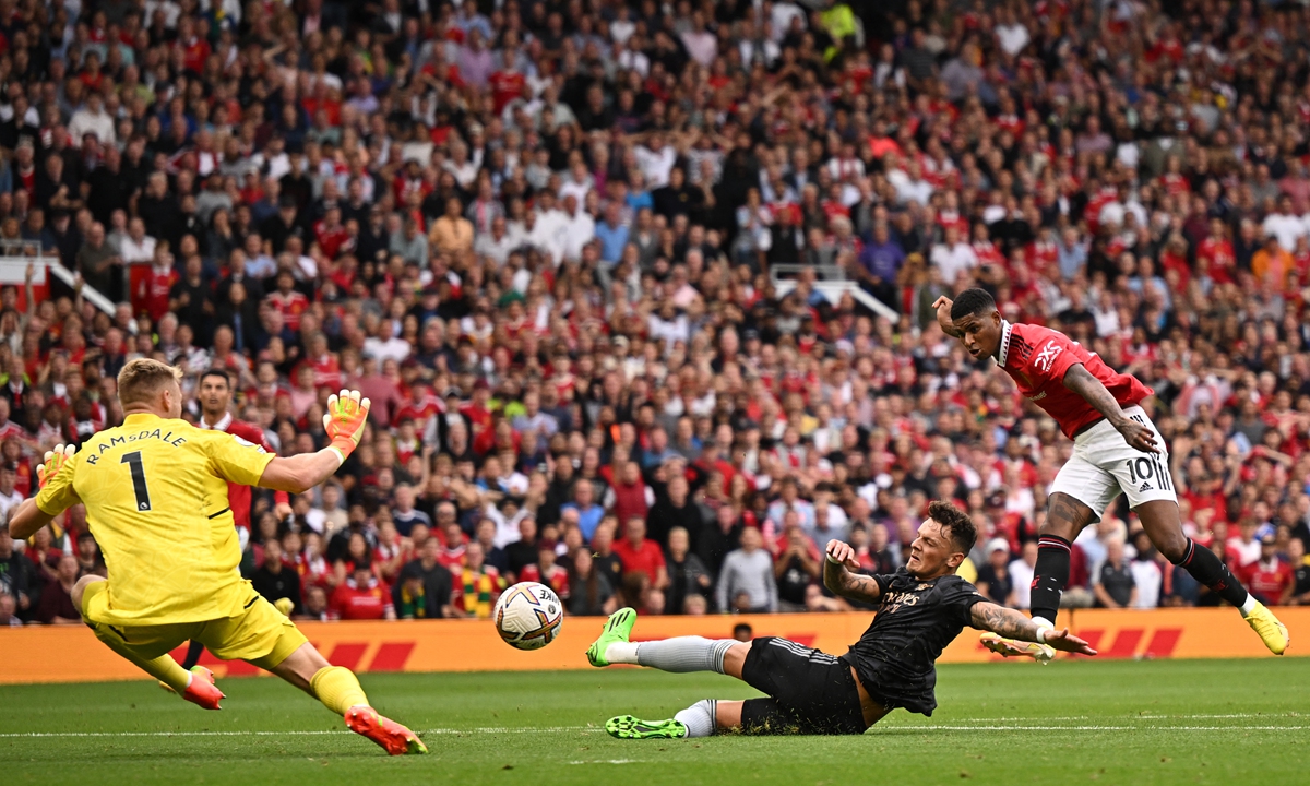 Marcus Rashford (right) shoots to score the second goal during the English Premier League soccer match in Manchester, England on September 4, 2022. Photo: AFP