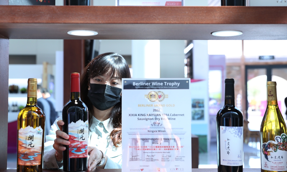 An exhibitor displays wines at the Helan Mountain Wine Fair in Yinchuan, Northwest China's Ningxia Hui
Autonomous Region, on September 7, 2022. The fair showcased more than 300 wines from 14 countries around the
world and more than 700 wines from 10 production areas in China. Photo: VCG