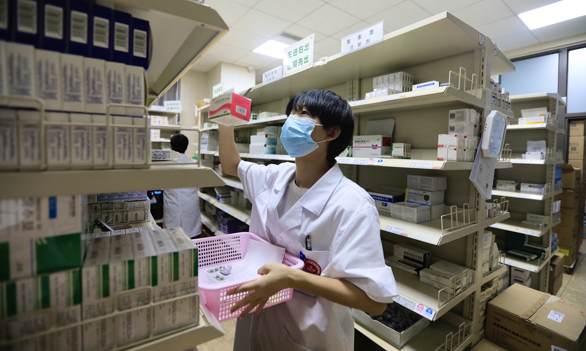 A medic group in Chengdu, Southwest China's Sichuan Province, help local residents in need to select drugs and deliver to their household amid a COVID flare-up on September 8, 2022. Photo: IC