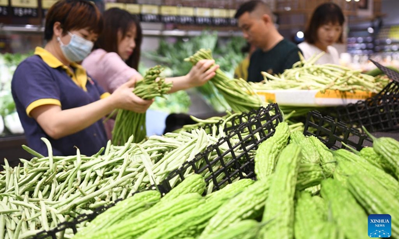 Customers select vegetables at a supermarket in Chengbu Miao Autonomous County of Shaoyang, central China's Hunan Province, June 10, 2022.(Photo: Xinhua)